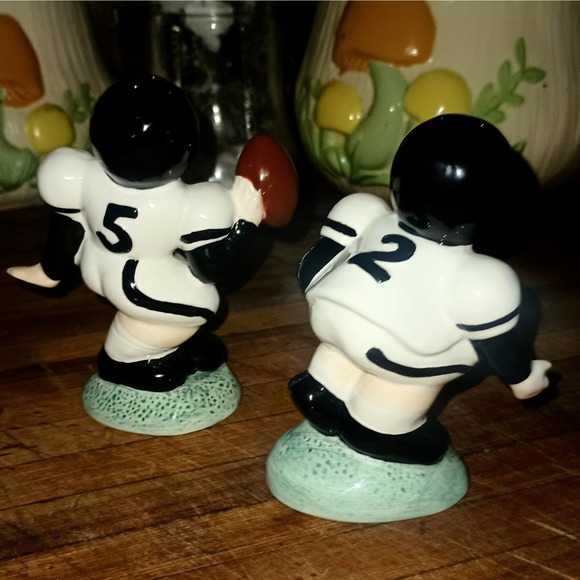 VTG B&W FOOTBALL PLAYERS SALT & PEPPER SHAKERS - Picture 7 of 7